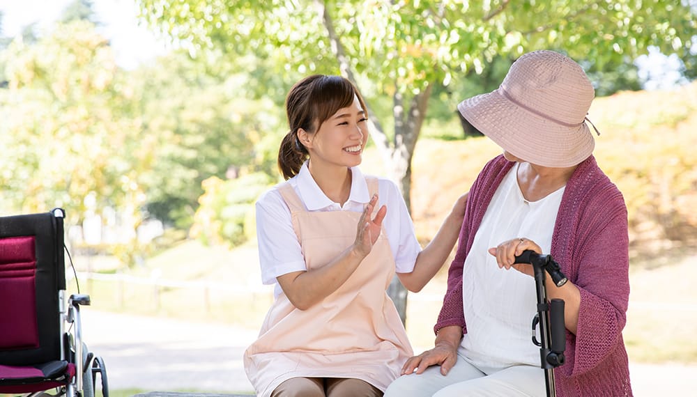 高齢の女性と話す介護士